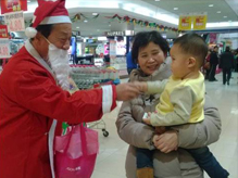 缤紛聖誕歡樂(yuè)無限!聖誕老(lǎo)人(rén)巡遊送禮