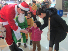 缤紛聖誕歡樂(yuè)無限!聖誕老(lǎo)人(rén)巡遊送禮