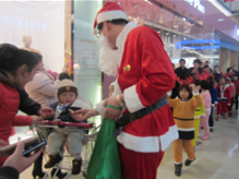 缤紛聖誕歡樂(yuè)無限!聖誕老(lǎo)人(rén)巡遊送禮