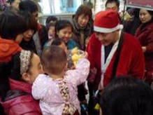 缤紛聖誕歡樂(yuè)無限!聖誕老(lǎo)人(rén)巡遊送禮