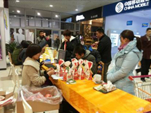 缤紛聖誕歡樂(yuè)無限!聖誕老(lǎo)人(rén)巡遊送禮