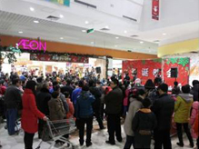 缤紛聖誕歡樂(yuè)無限!聖誕老(lǎo)人(rén)巡遊送禮